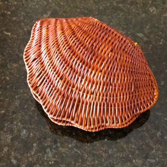 Other - Vintage Dark Brown Woven Wicker Clam Shell Basket